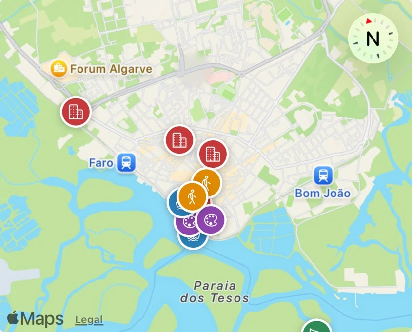 Mapa do separador Turismo da app Faro+: Faro com os pontos de interesse marcados com o ícone e a cor de cada categoria